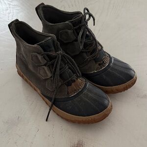 Sorel Out and About Plus Camo Lace-Up Waterproof Rain Boots 6